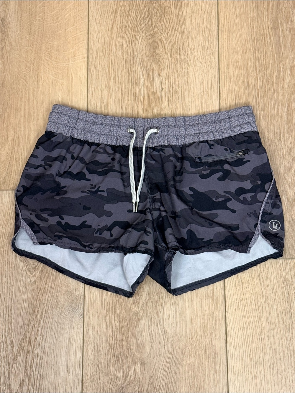 Vuori Clementine Shorts Black and Grey Camo Size Small
